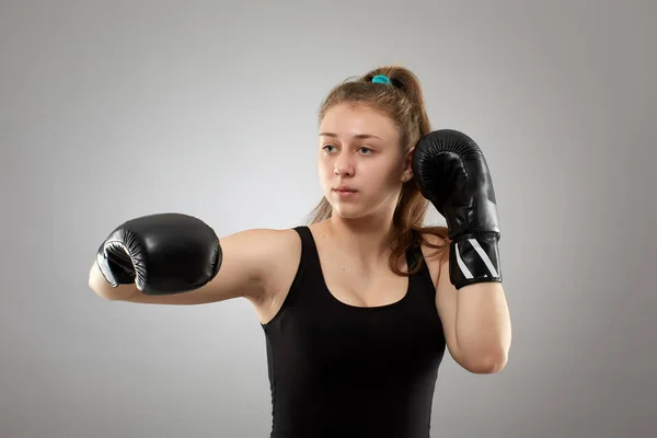 Peleador Kickboxing Femenino Disparo Estudio —  Fotos de Stock