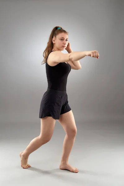 Kickboxing Fighter Meisje Grijze Achtergrond — Stockfoto