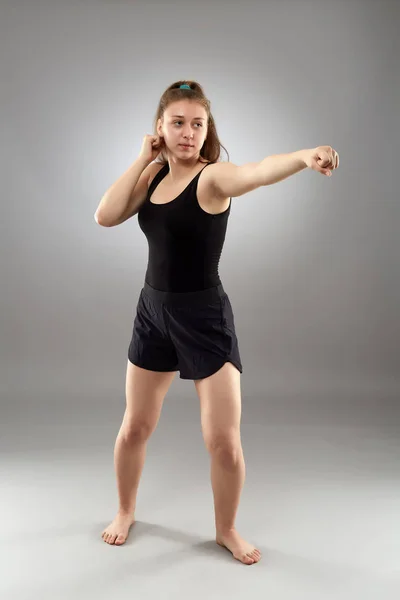 Kickboxing Fighter Meisje Grijze Achtergrond — Stockfoto