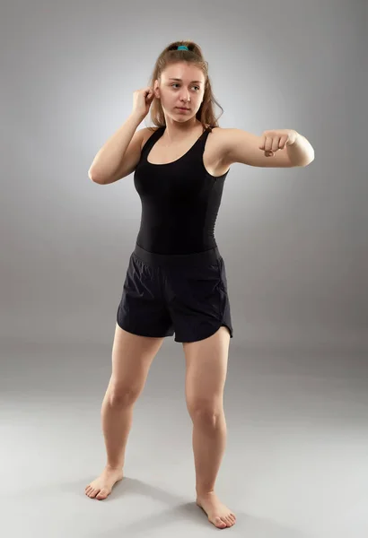 Dívka Kickboxu Šedém Pozadí — Stock fotografie
