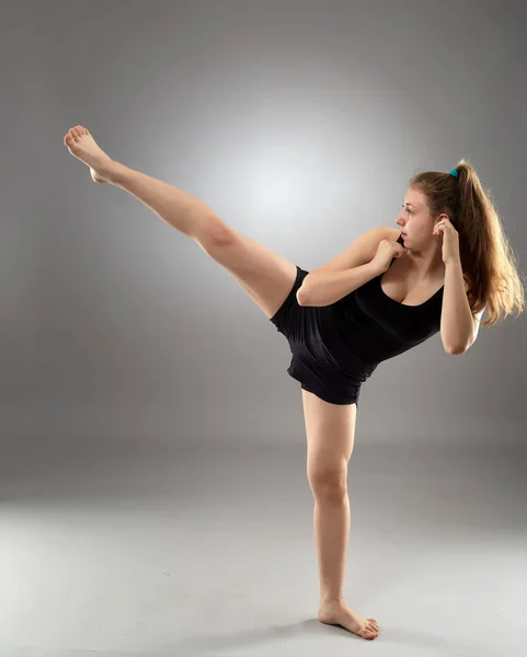 Kickboxing Lutador Menina Fundo Cinza — Fotografia de Stock