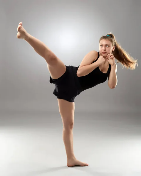 Kickboxing Fighter Meisje Grijze Achtergrond — Stockfoto
