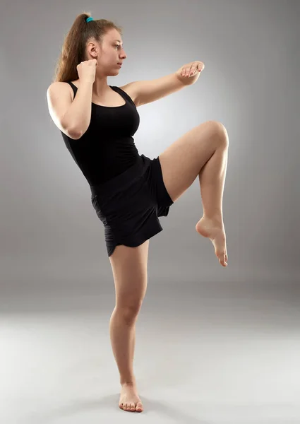 Kickboxing Lutador Menina Fundo Cinza — Fotografia de Stock