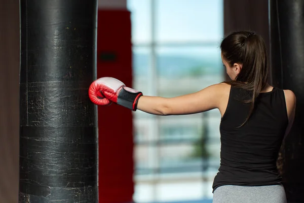 Muay Thai Entrenamiento Combate Femenino Con Bolsa Pesada — Foto de Stock