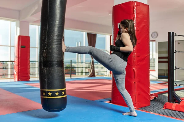 Muay Thai Entrenamiento Combate Femenino Con Bolsa Pesada — Foto de Stock