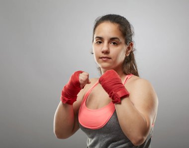 Elinde Boksör kız gölge boks yaparken sarar