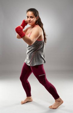 Çıplak ayaklı genç boksör kadın boksör.