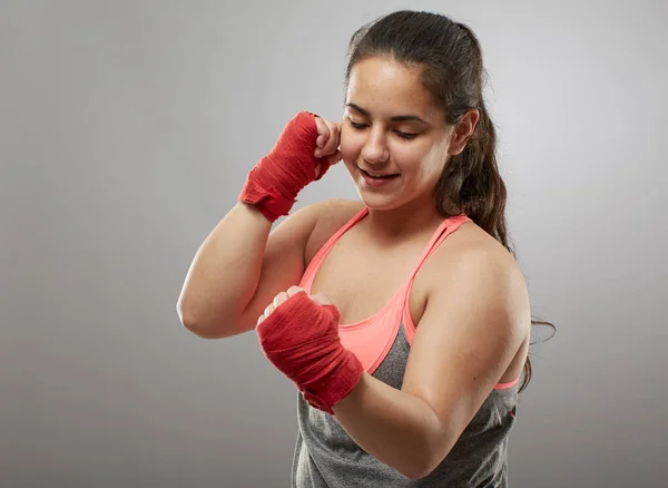 Boxer Menina Mão Envolve Fazendo Sombra Boxe — Fotografia de Stock