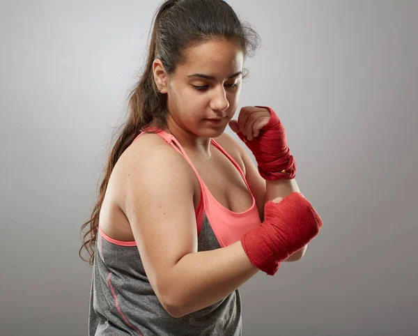 Boxeador Chica Mano Envuelve Haciendo Sombra Boxeo —  Fotos de Stock