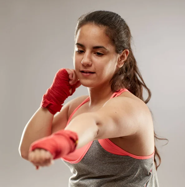 手のボクサーの女の子はシャドウボクシングをやってラップ — ストック写真