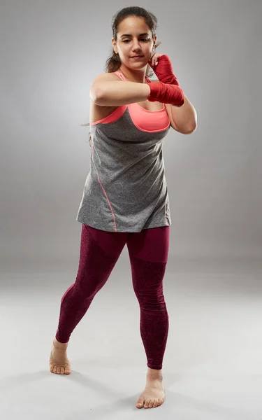 Giovane Combattente Femminile Kickboxing Mano Avvolge Piedi Nudi — Foto Stock