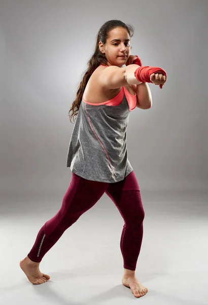 Jovem Lutadora Kickboxing Feminina Envoltórios Mão Descalça — Fotografia de Stock