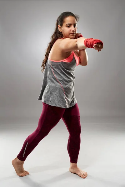 Fiatal Kickbox Női Harcos Kézitáskában Mezítláb — Stock Fotó