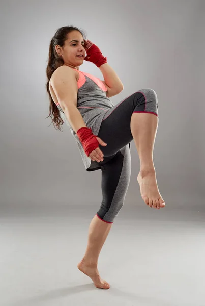 Giovane Combattente Femminile Kickboxing Mano Avvolge Piedi Nudi — Foto Stock