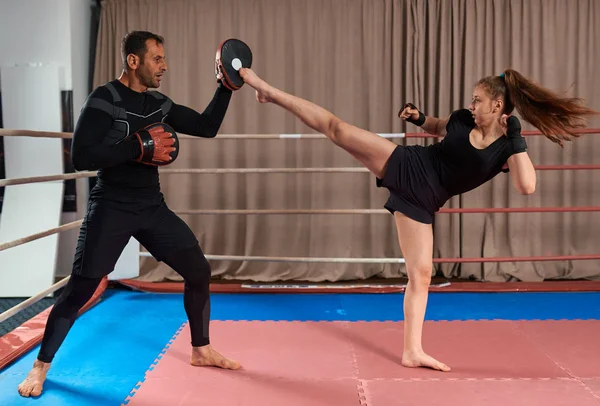 Giovane Combattente Femminile Suo Allenatore Colpire Guanti Sul Ring — Foto Stock