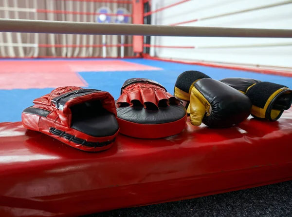 Kickboxing Utrustning Med Vantar Och Handskar Gymmet — Stockfoto