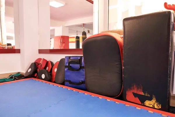 Kickboxing Apparatuur Met Wanten Handschoenen Sportschool — Stockfoto