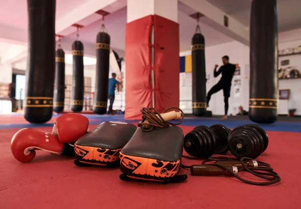 Kickboxing Apparatuur Met Wanten Handschoenen Sportschool — Stockfoto