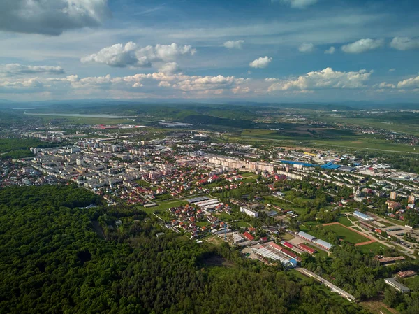 Вид Повітря Місто Між Лісами — стокове фото