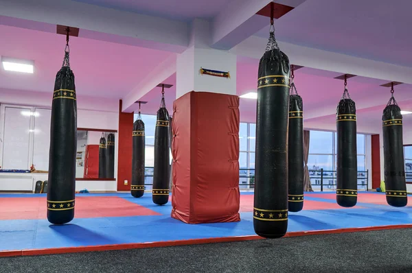 Kickbox Turnhalle Mit Schweren Taschen Und Ausrüstung — Stockfoto