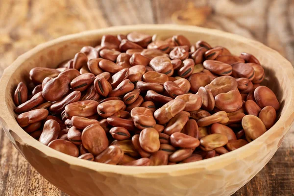 ボウルに乾燥した広い豆のクローズアップ — ストック写真