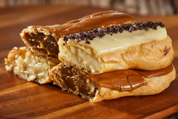 Closeup Delicious French Eclairs Wooden Board — Stock Photo, Image