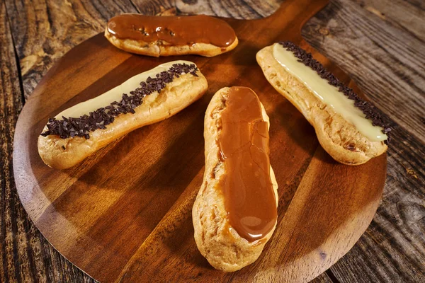 Closeup Delicious French Eclairs Wooden Board — Stock Photo, Image