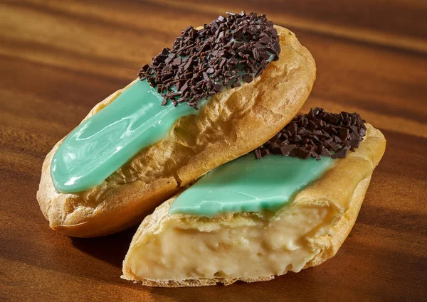 Ahşap Bir Tahta Üzerinde Lezzetli Fransız Eclairs Closeup — Stok fotoğraf