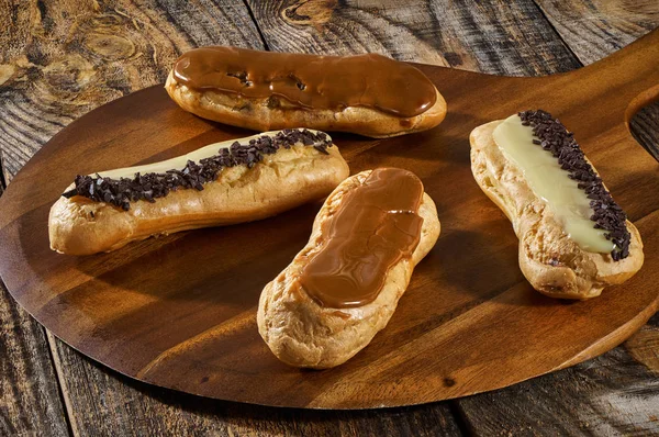 Closeup Delicious French Eclairs Wooden Board — Stock Photo, Image
