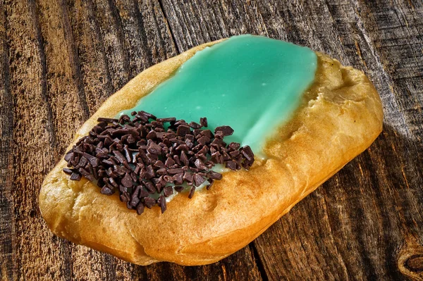 Ahşap Bir Tahta Üzerinde Lezzetli Fransız Eclairs Closeup — Stok fotoğraf