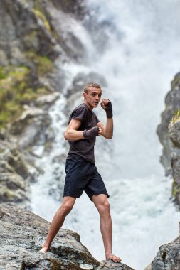 Güçlü şelale tarafından gölge boks ile Muay Tay savaşçı eğitim