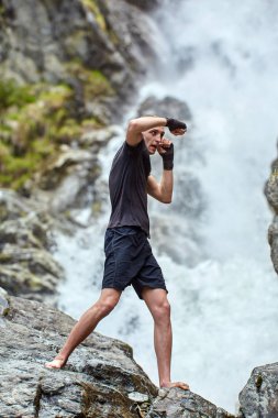 Güçlü şelale tarafından gölge boks ile Muay Tay savaşçı eğitim