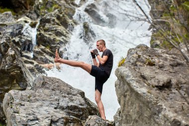 Güçlü şelale tarafından gölge boks ile Muay Tay savaşçı eğitim