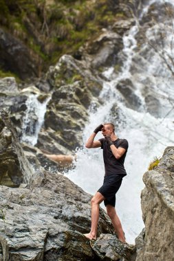 Güçlü şelale tarafından gölge boks ile Muay Tay savaşçı eğitim