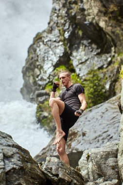 Güçlü şelale tarafından gölge boks ile Muay Tay savaşçı eğitim