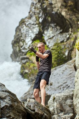 Güçlü şelale tarafından gölge boks ile Muay Tay savaşçı eğitim