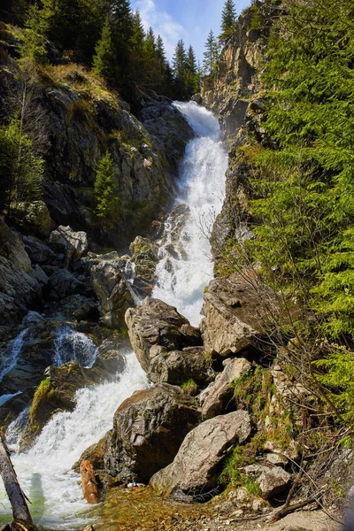 Krachtige Waterval Bergen Late Lente Vroege Zomer — Stockfoto