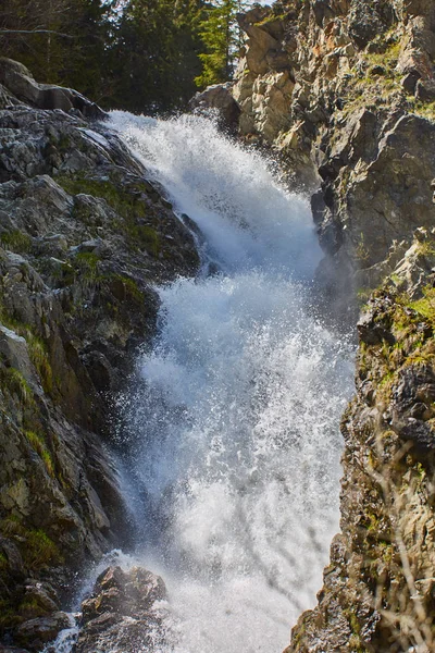 Poderosa Cachoeira Nas Montanhas Final Primavera Início Verão — Fotografia de Stock
