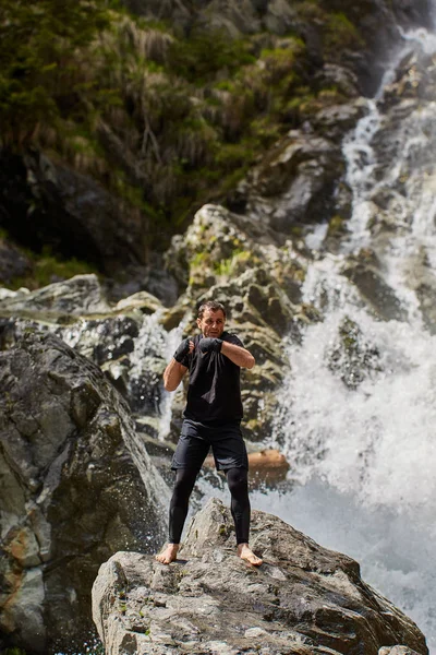 Ein Muay Thai Oder Kickboxtraining Mit Schattenboxen Einem Starken Wasserfall — Stockfoto