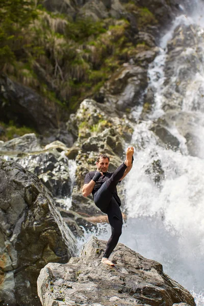 Ein Muay Thai Oder Kickboxtraining Mit Schattenboxen Einem Starken Wasserfall — Stockfoto