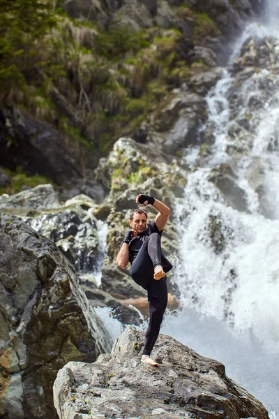 Muay Thai Kickboxer Treinando Com Boxe Sombra Por Uma Cachoeira — Fotografia de Stock