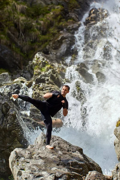 Muay Thai Kickboxer Treinando Com Boxe Sombra Por Uma Cachoeira — Fotografia de Stock