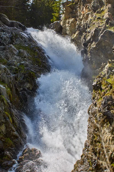 Poderosa Cachoeira Nas Montanhas Final Primavera Início Verão — Fotografia de Stock