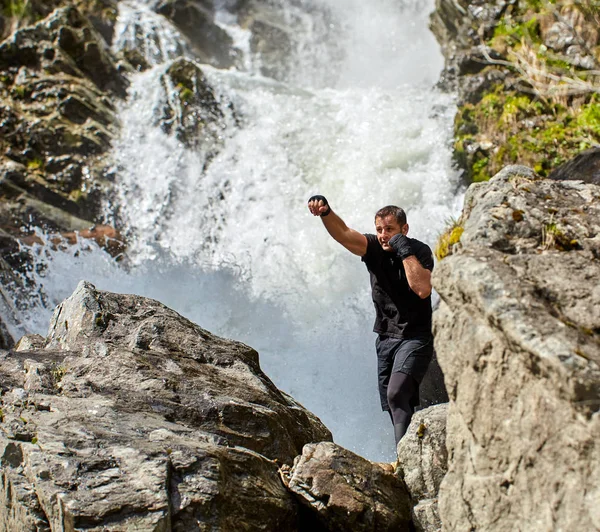 強い滝によるシャドウボクシングでムエタイまたはキックボクサーのトレーニング — ストック写真