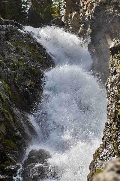 强大的瀑布在山上 晚春初夏 — 图库照片