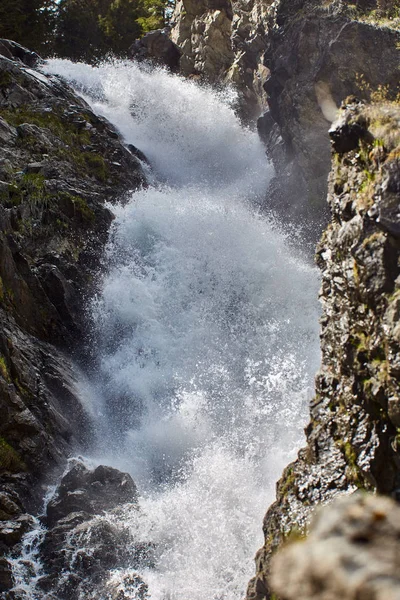 Cascade Puissante Dans Les Montagnes Fin Printemps Début Été — Photo