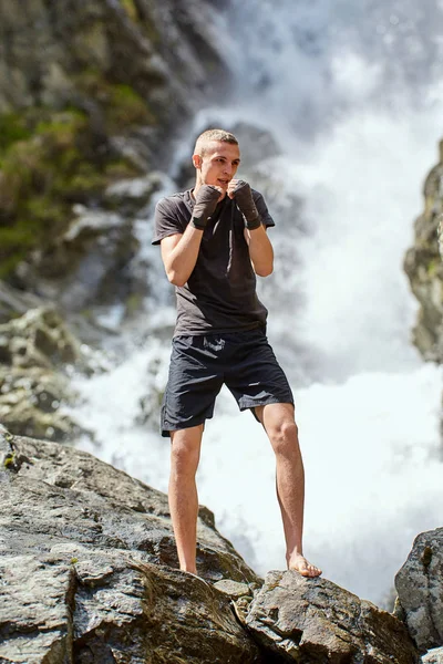 Výcvik Stíhaček Muay Thai Stínovým Boxem Pomocí Silného Vodopádu — Stock fotografie