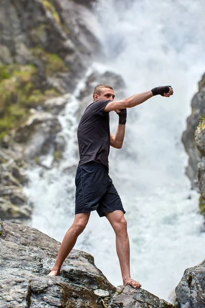 Muay Thai Kämpfer Training Mit Schattenboxen Bei Starkem Wasserfall — Stockfoto