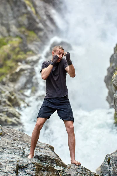 Muay Thai Fighter Training Met Shadow Boxing Door Strong Waterfall — Stockfoto