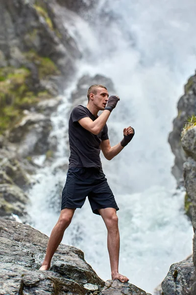 Muay Thai Harcos Képzés Árnyék Ökölvívó Erős Vízesés — Stock Fotó